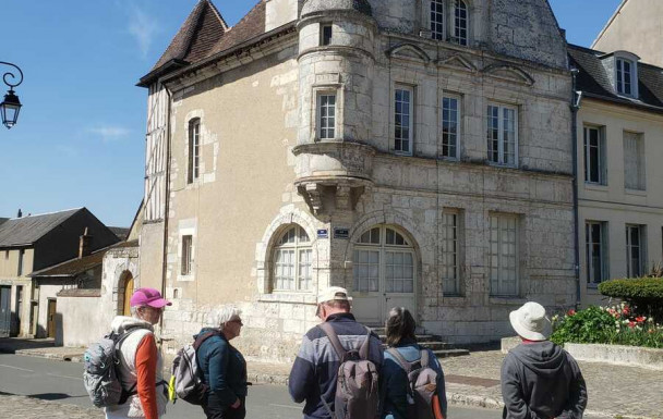 Préparation de la marche du lundi 16 juin 2025 pour la journée pique-nique à Châteaudun :  repérage du circuit par les animateurs.
